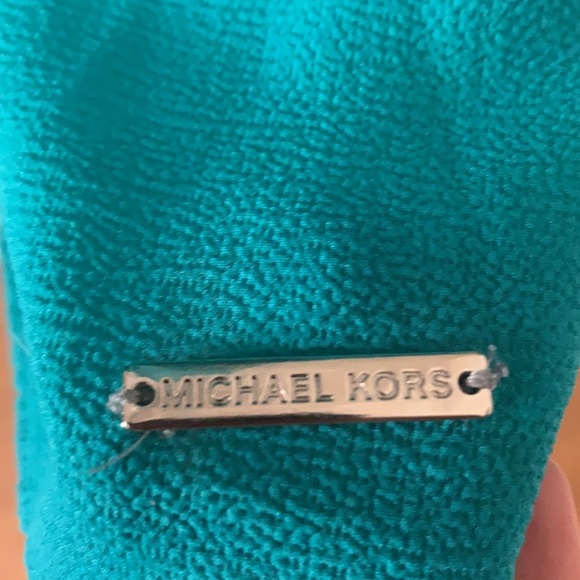 MK shoulder cut out top - Picture 3 of 3